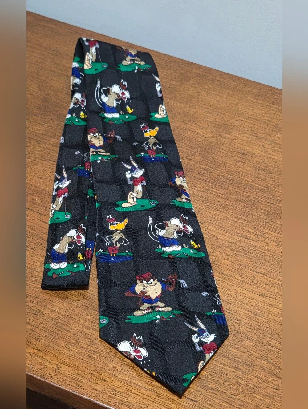 Looney Toons Mania Golf Scene Tie 100% Silk